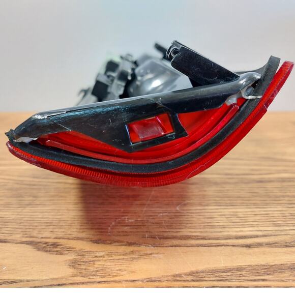 Left Tail Light for 1988-1999 Chevy GMC Cadillac GM080-B0002 Replacement - Picture 8 of 14